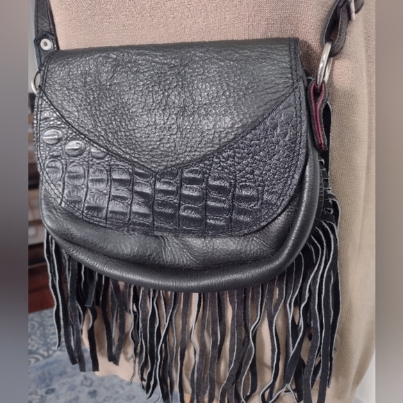 Black, 100% Leather, Cross Over, Fringe, Flap, Magnetic Closure, Silver Hardware - Picture 9 of 12